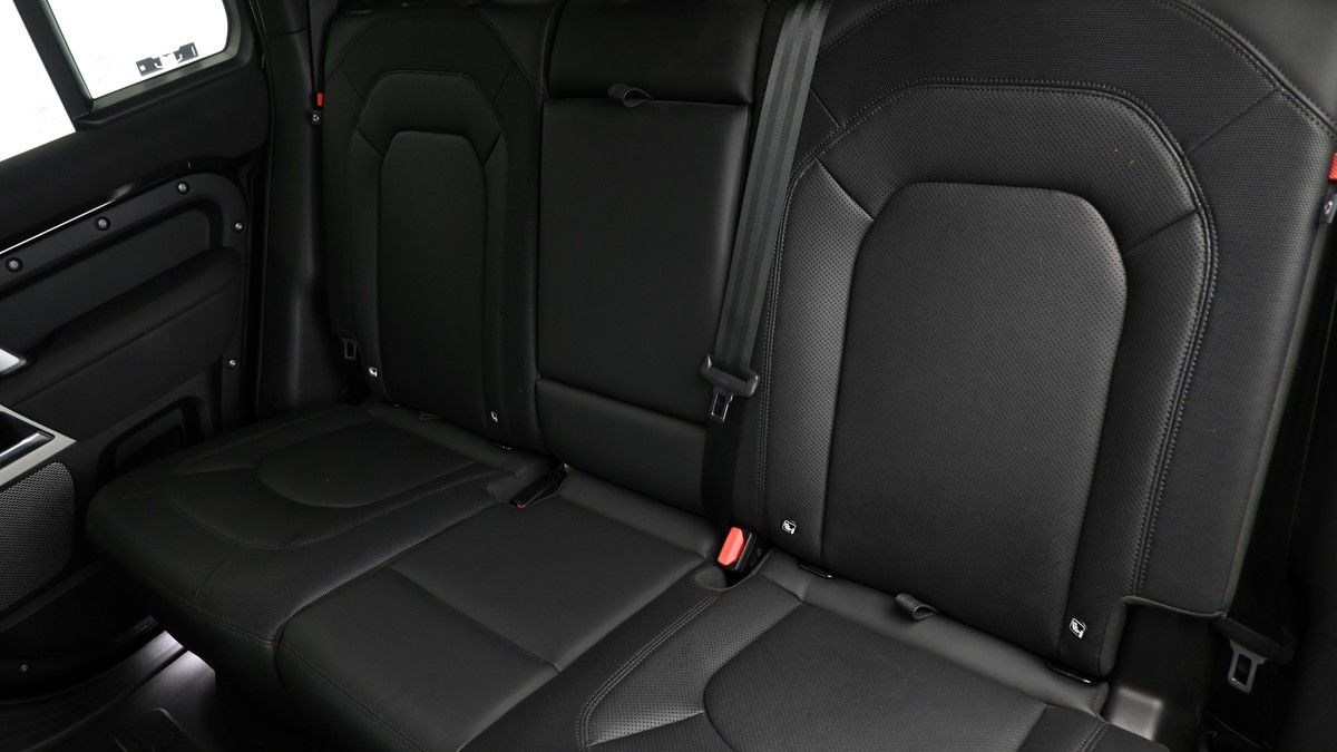 Land Rover Defender 110 Image 4
