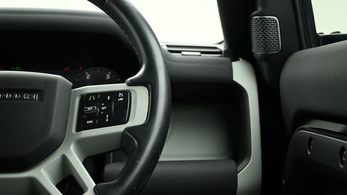 Land Rover Defender 110 Image 15