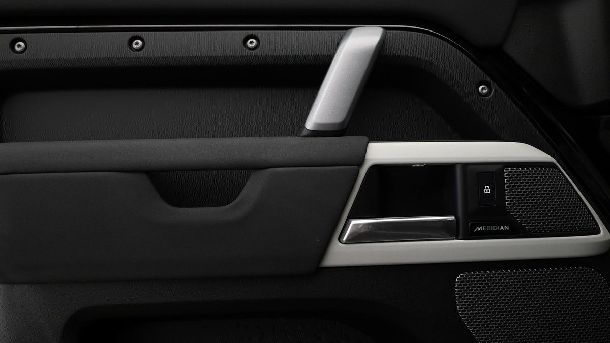 Land Rover Defender 110 Image 12
