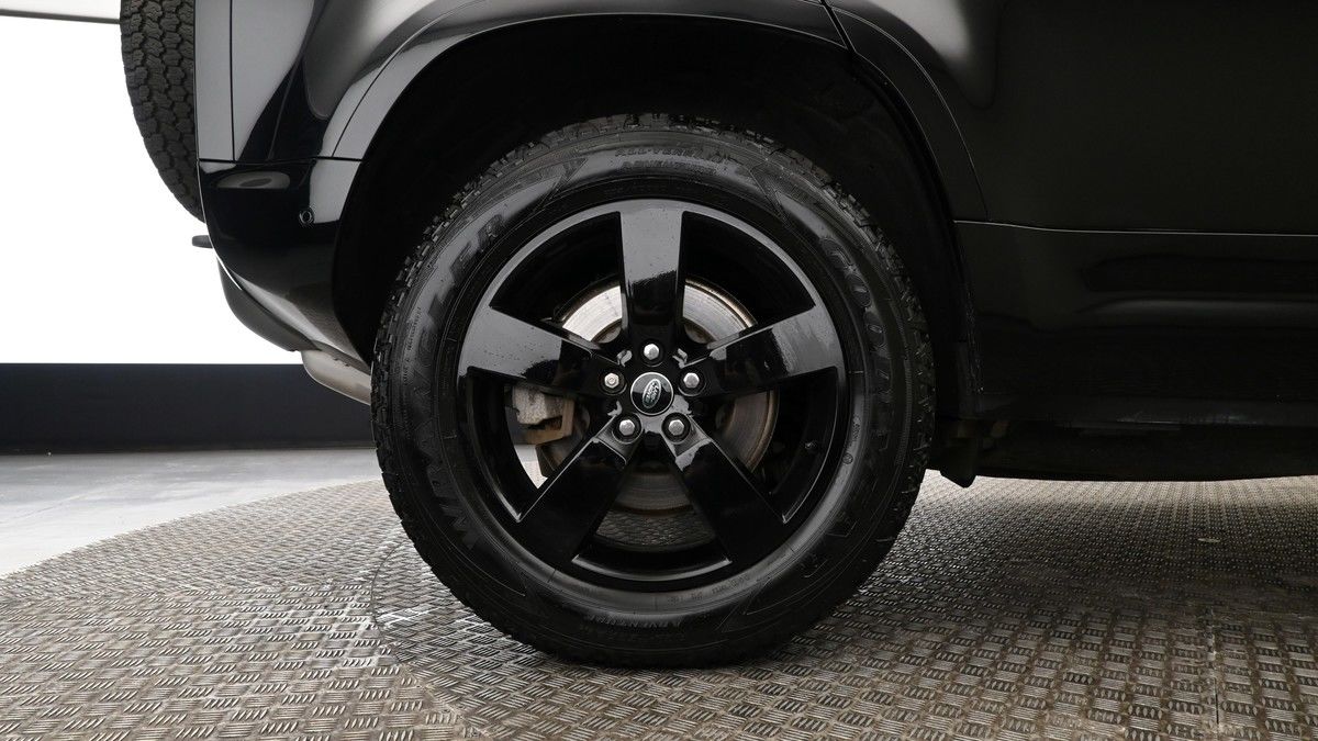 Land Rover Defender 110 Image 8