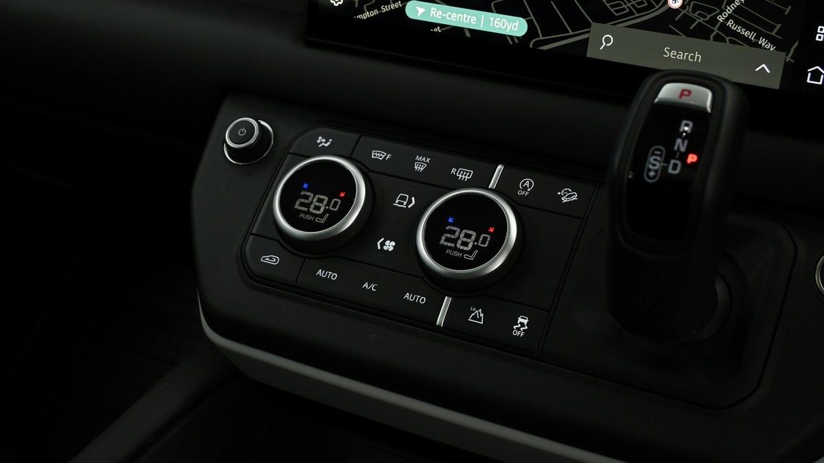 Land Rover Defender 110 Image 12