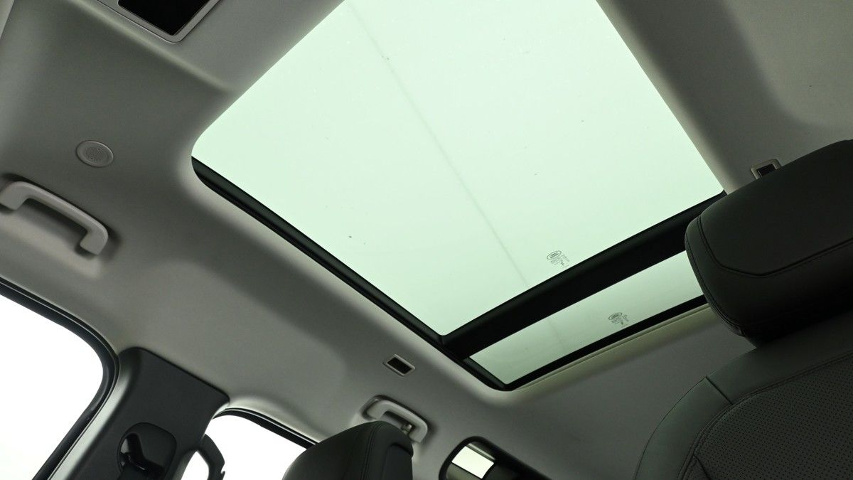 Land Rover Defender 110 Image 2