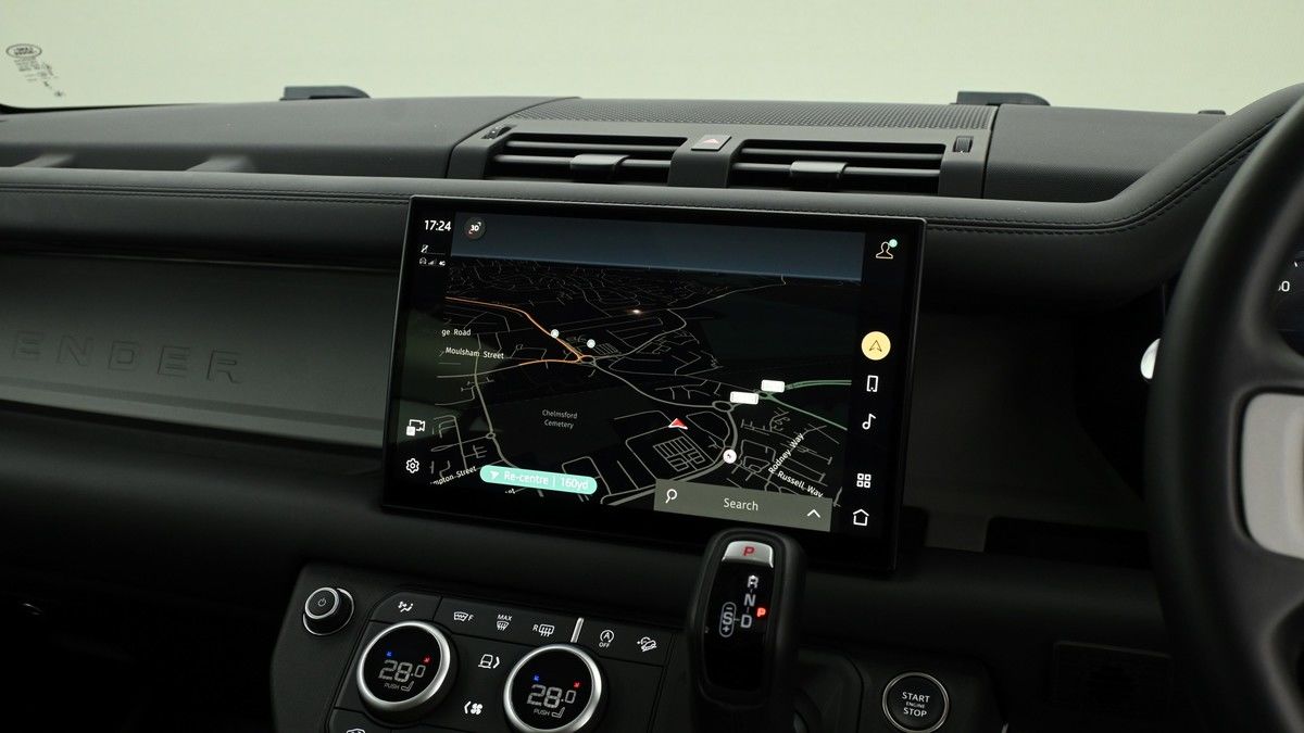 Land Rover Defender 110 Image 11