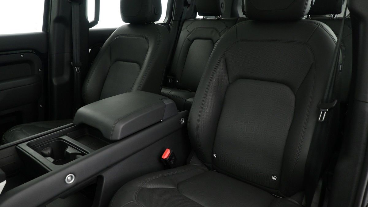 Land Rover Defender 110 Image 4