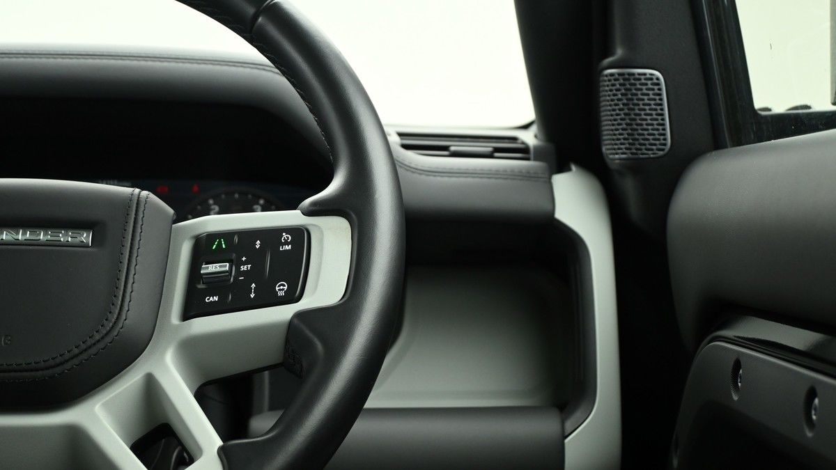Land Rover Defender 110 Image 16