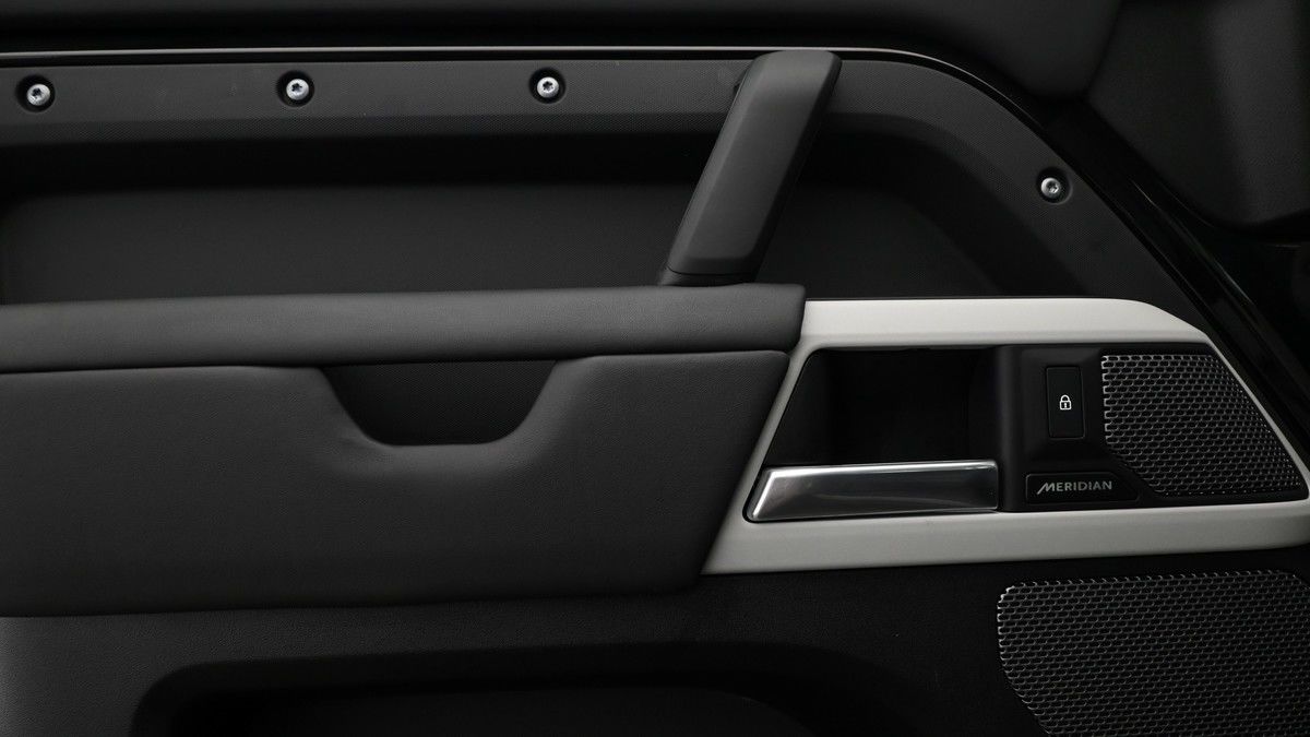 Land Rover Defender 110 Image 13