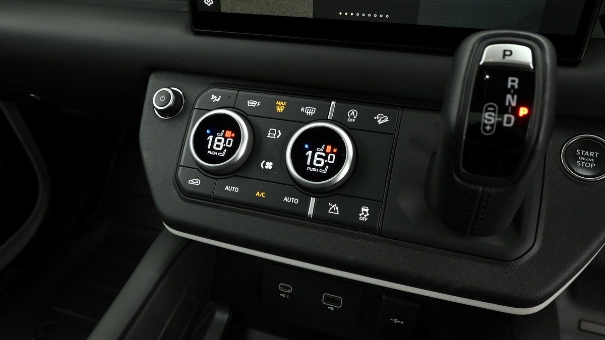 Land Rover Defender 110 Image 12