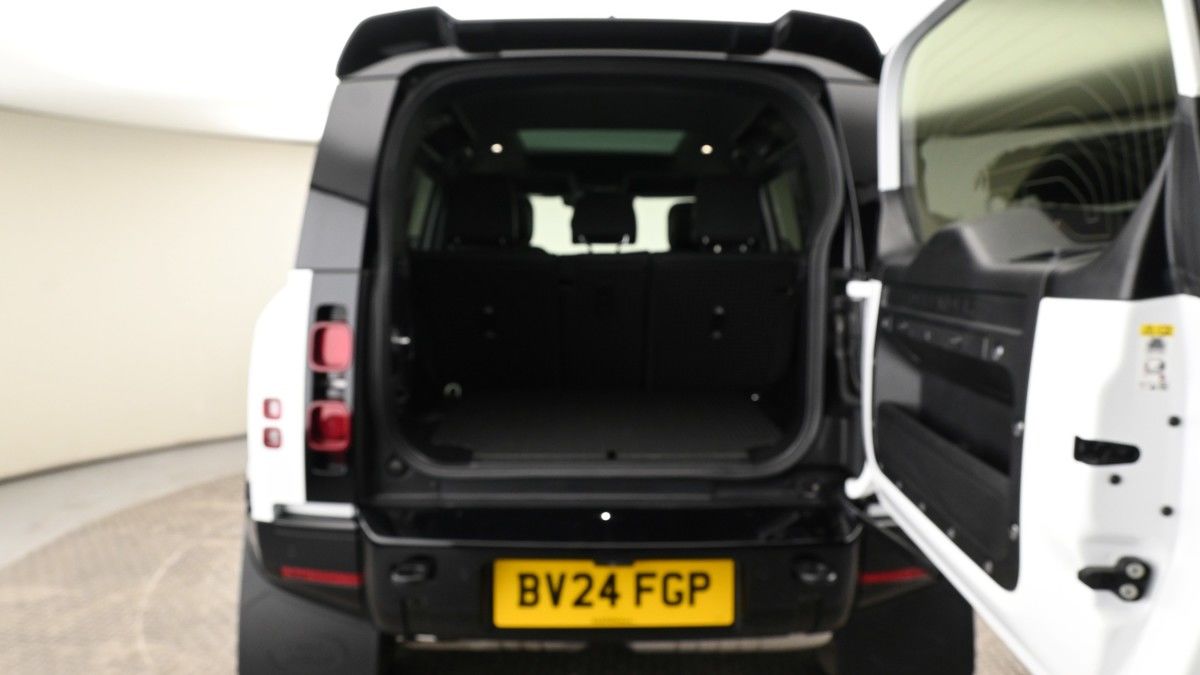 Land Rover Defender 110 Image 10