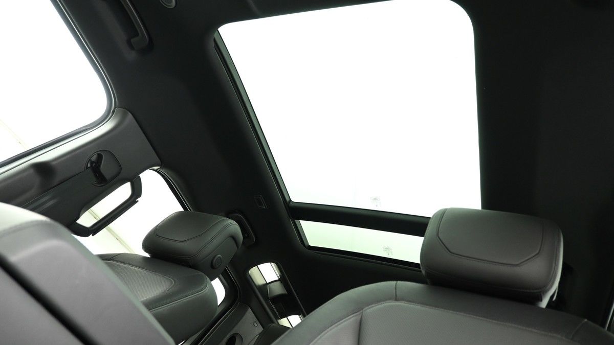 Land Rover Defender 110 Image 2