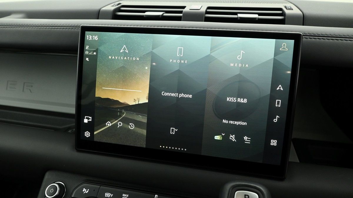 Land Rover Defender 110 Image 11