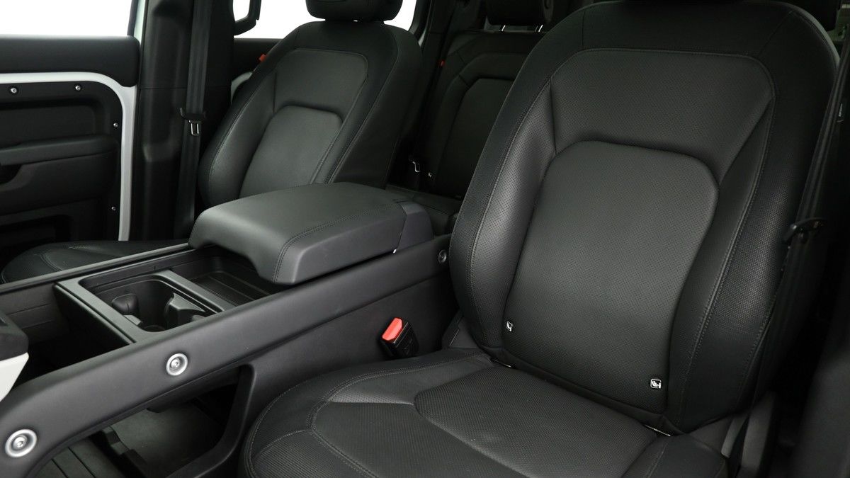 Land Rover Defender 110 Image 4