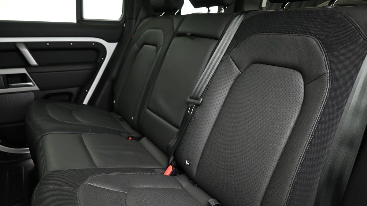 Land Rover Defender 110 Image 5
