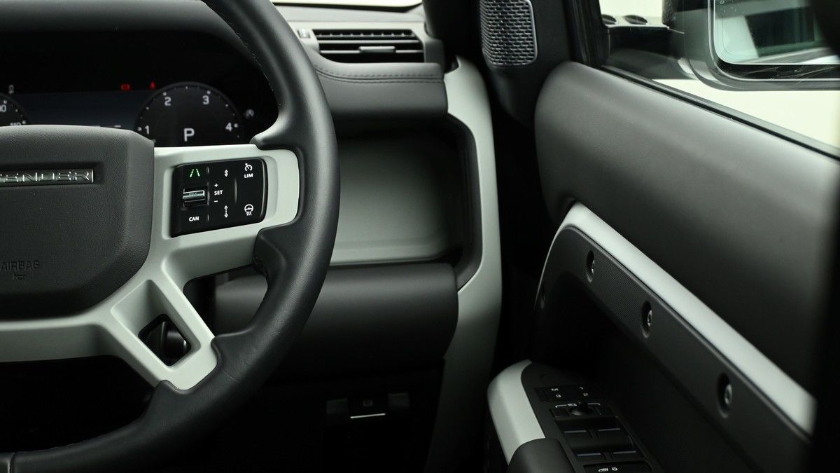 Land Rover Defender 110 Image 16