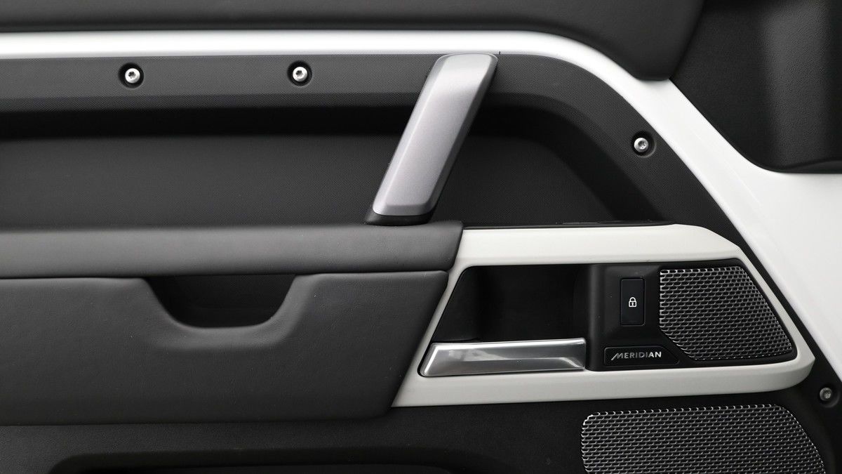Land Rover Defender 110 Image 13