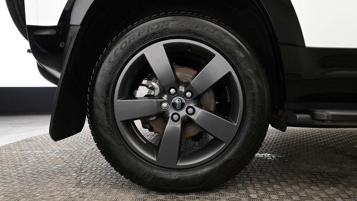 Land Rover Defender 110 Image 9