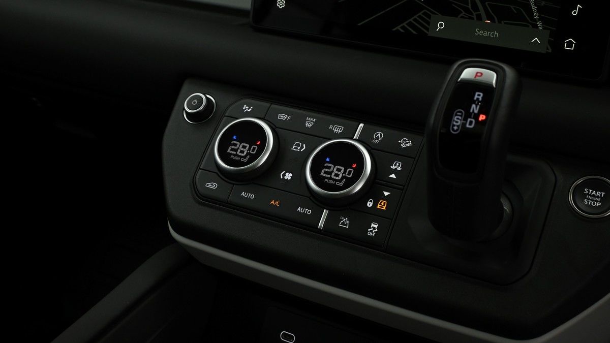 Land Rover Defender 110 Image 12
