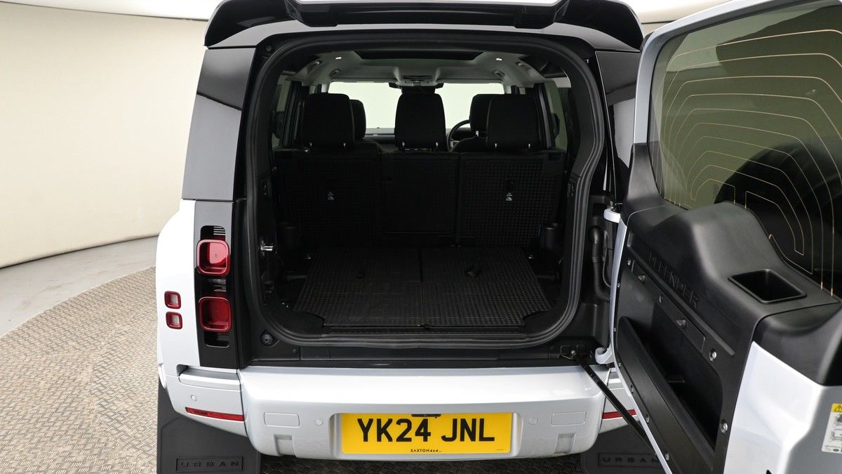 Land Rover Defender 110 Image 10