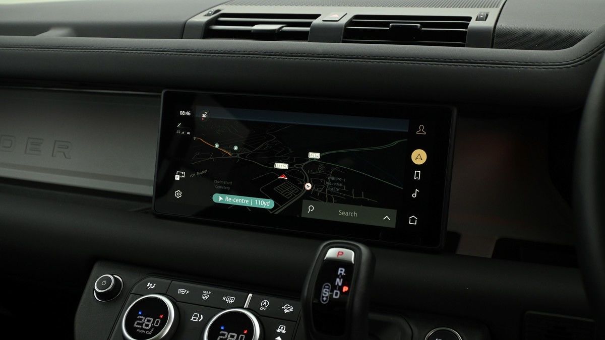 Land Rover Defender 110 Image 11
