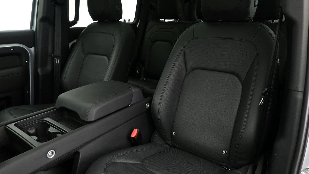 Land Rover Defender 110 Image 4