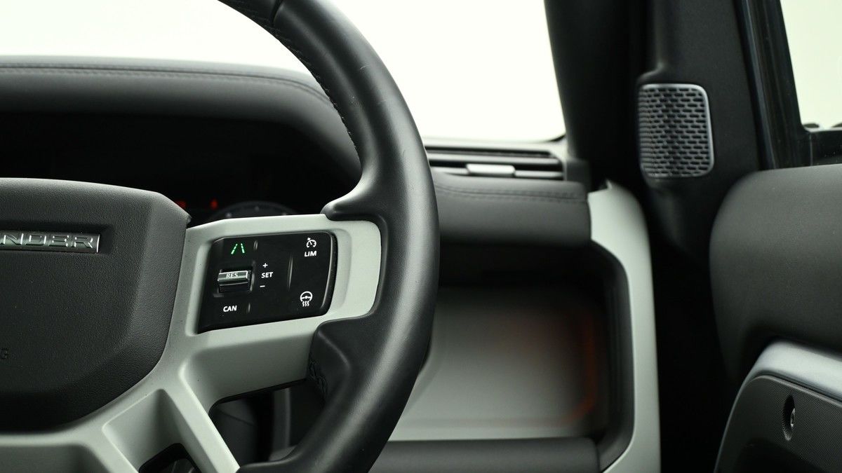 Land Rover Defender 110 Image 16