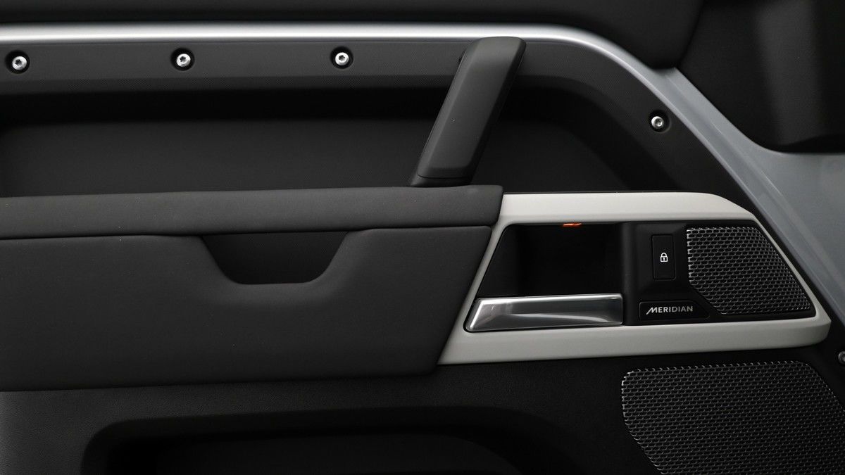 Land Rover Defender 110 Image 13