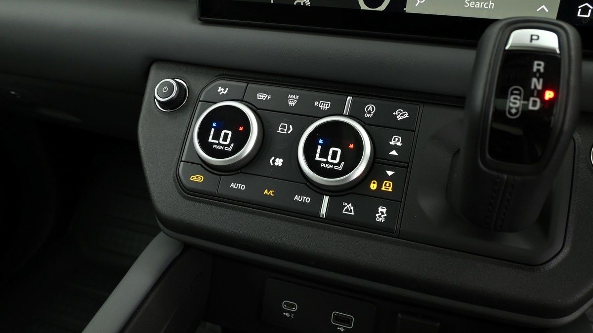 Land Rover Defender 110 Image 12