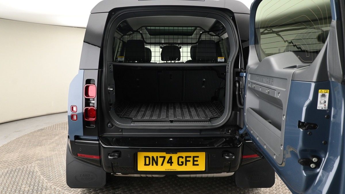 Land Rover Defender 110 Image 10