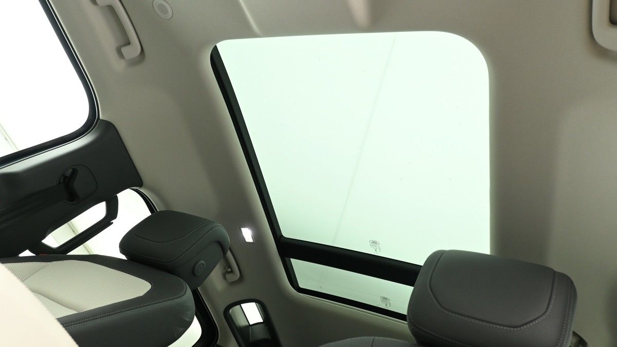 Land Rover Defender 110 Image 2