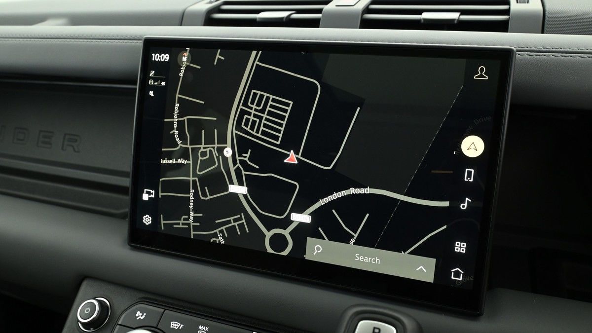 Land Rover Defender 110 Image 11