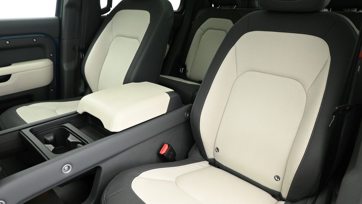 Land Rover Defender 110 Image 4