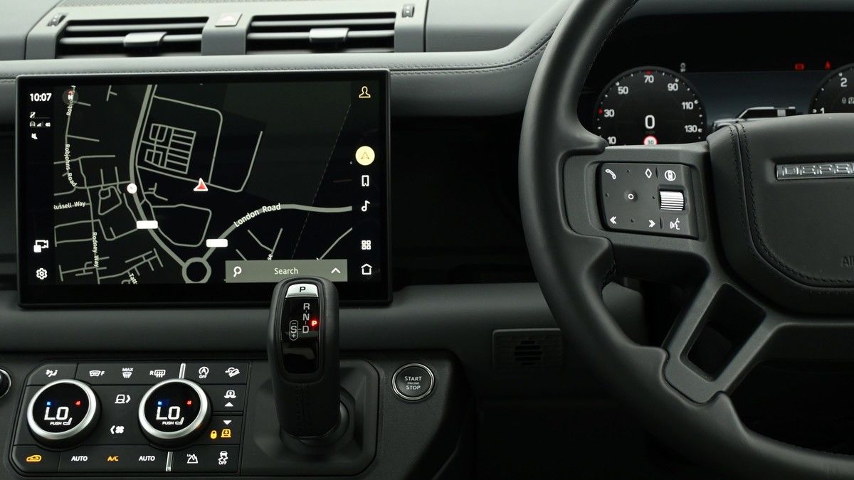 Land Rover Defender 110 Image 15