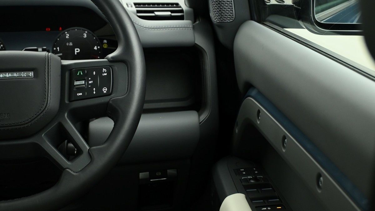 Land Rover Defender 110 Image 16