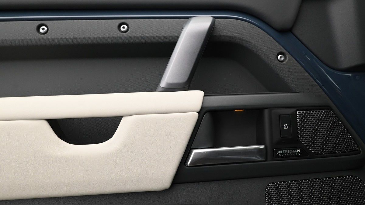 Land Rover Defender 110 Image 13