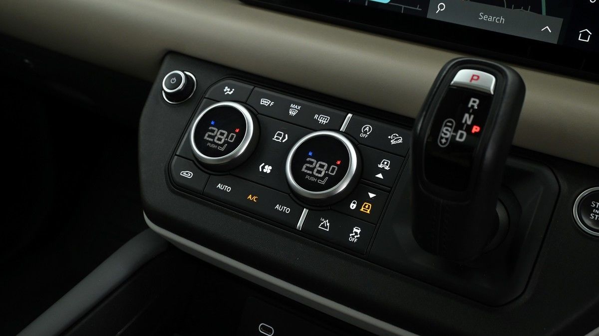 Land Rover Defender 110 Image 12