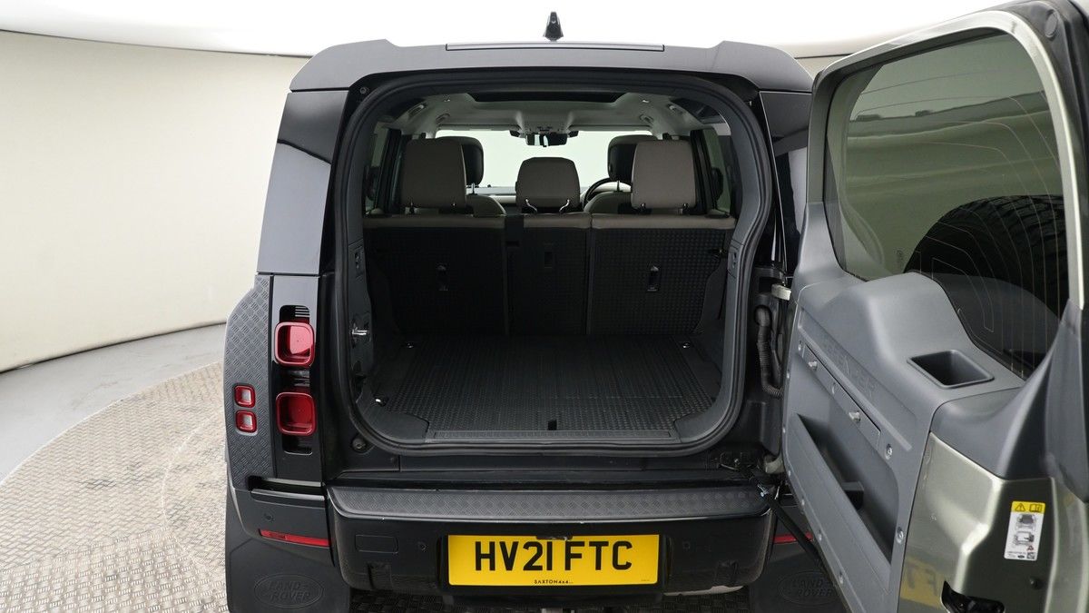 Land Rover Defender 110 Image 10