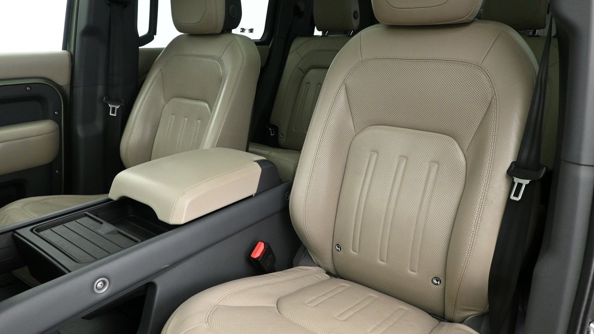 Land Rover Defender 110 Image 4