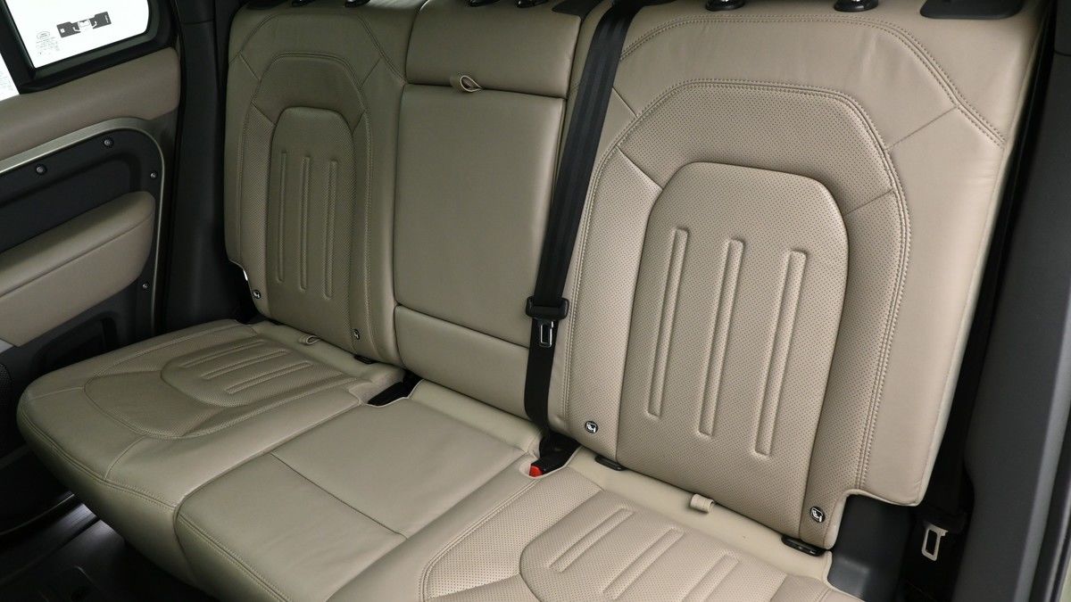 Land Rover Defender 110 Image 5