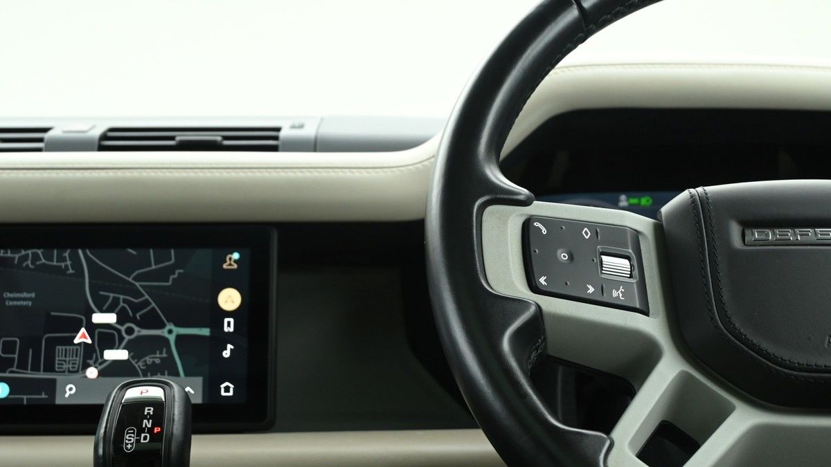 Land Rover Defender 110 Image 15
