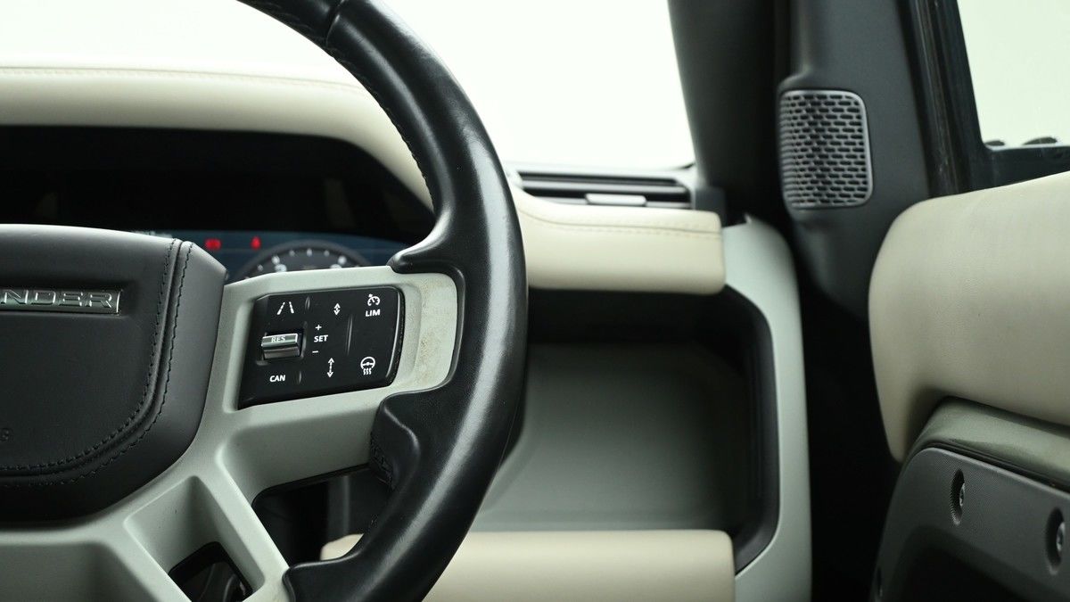 Land Rover Defender 110 Image 16