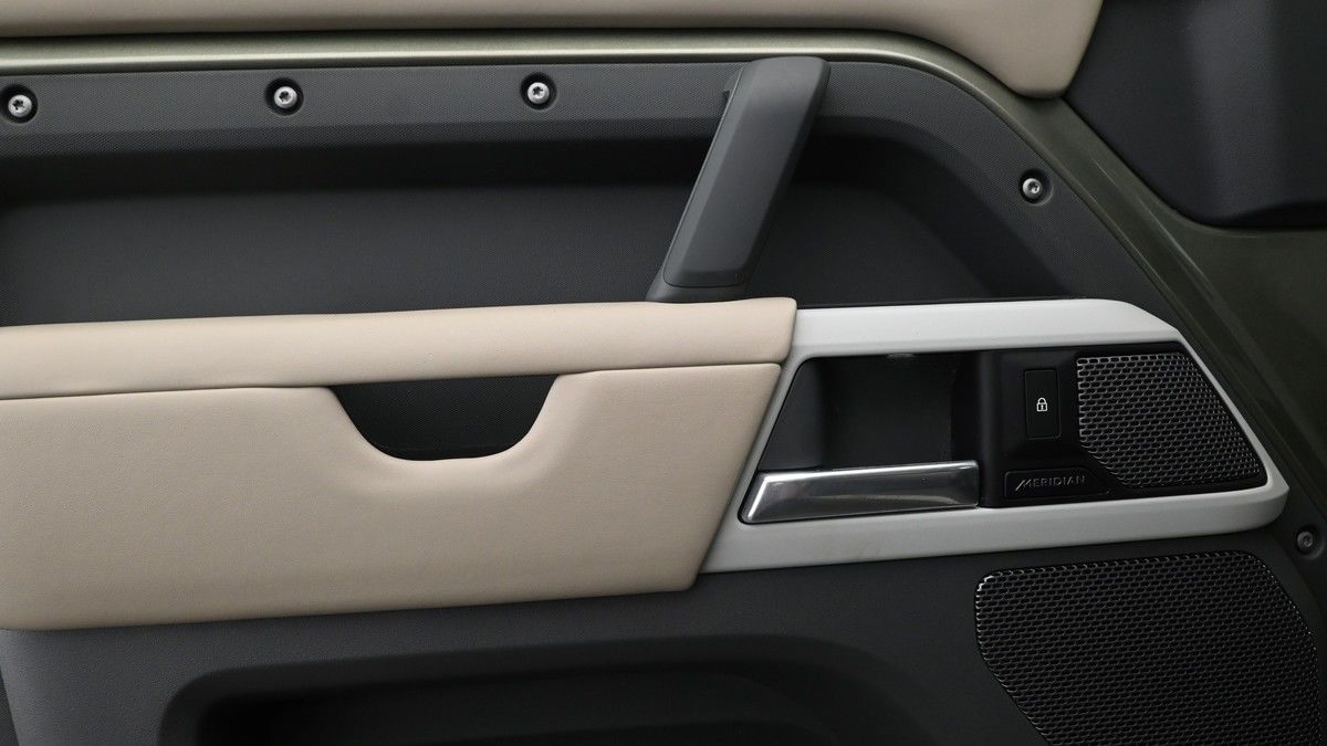 Land Rover Defender 110 Image 13