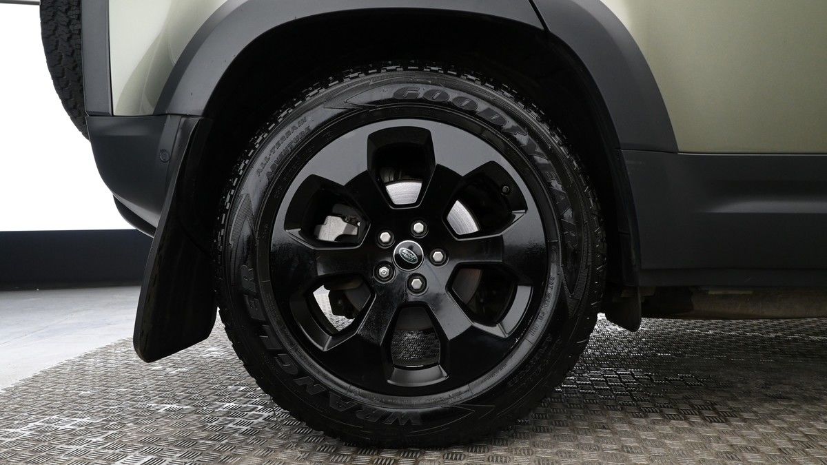 Land Rover Defender 110 Image 9