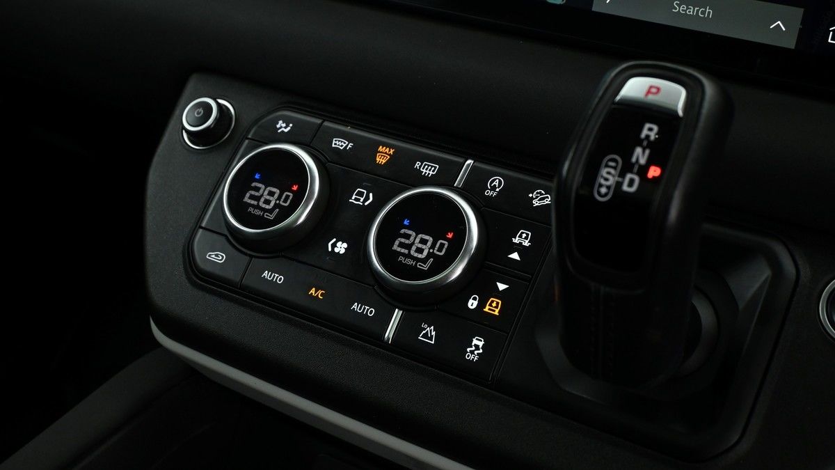 Land Rover Defender 110 Image 12
