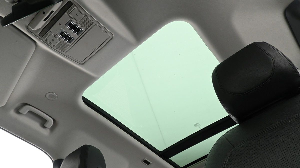 Land Rover Defender 110 Image 2