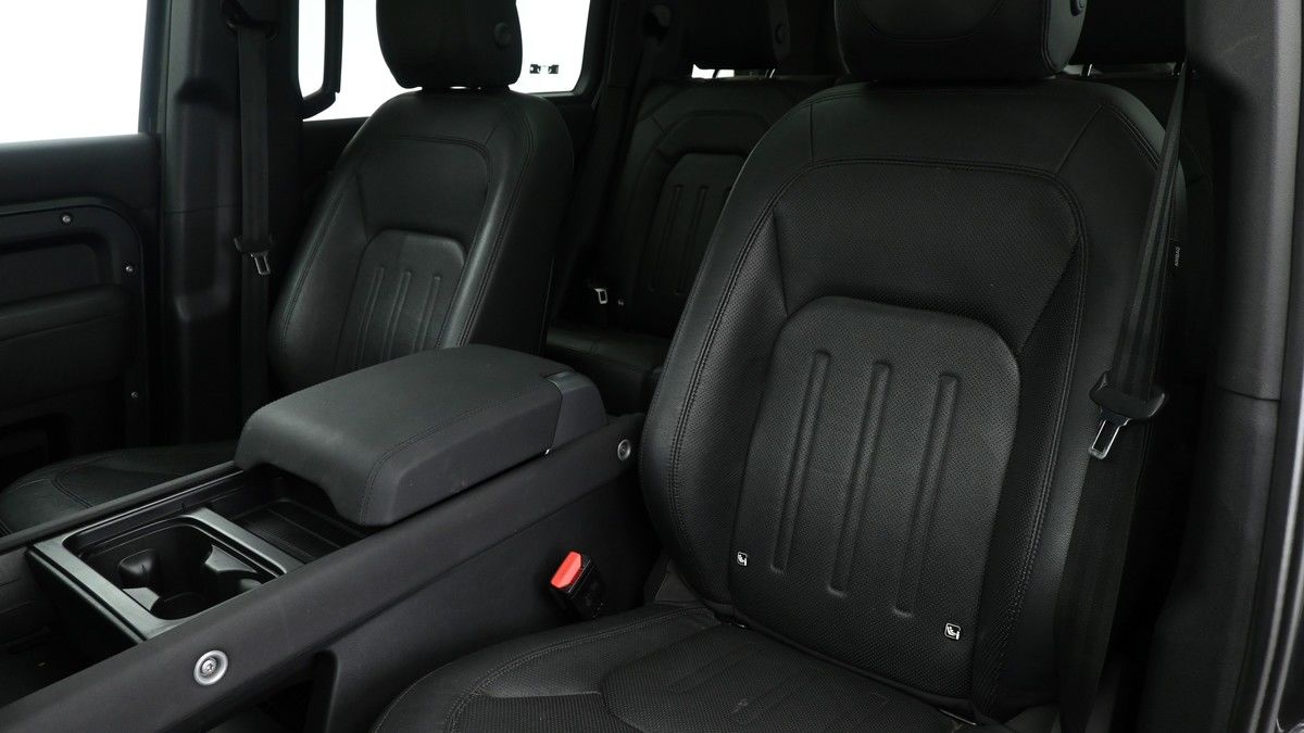 Land Rover Defender 110 Image 4