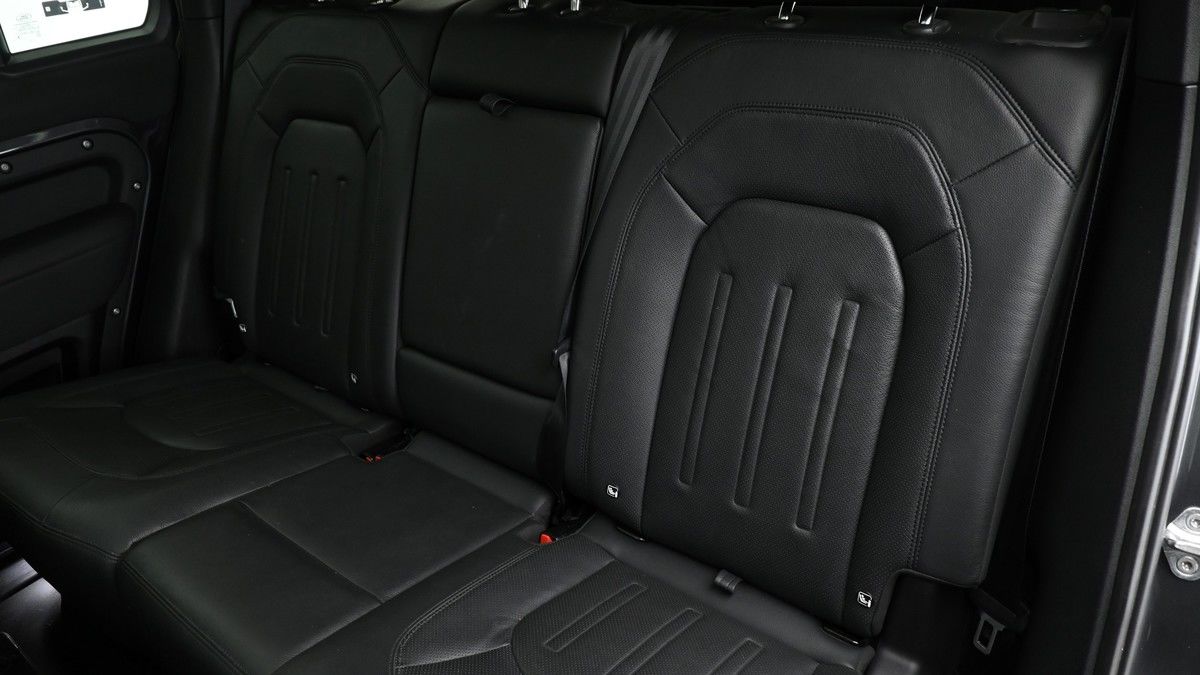 Land Rover Defender 110 Image 5