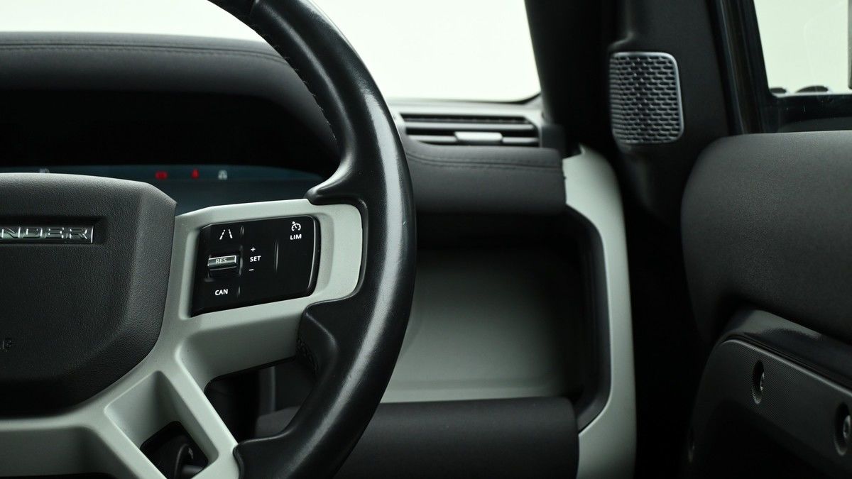 Land Rover Defender 110 Image 16