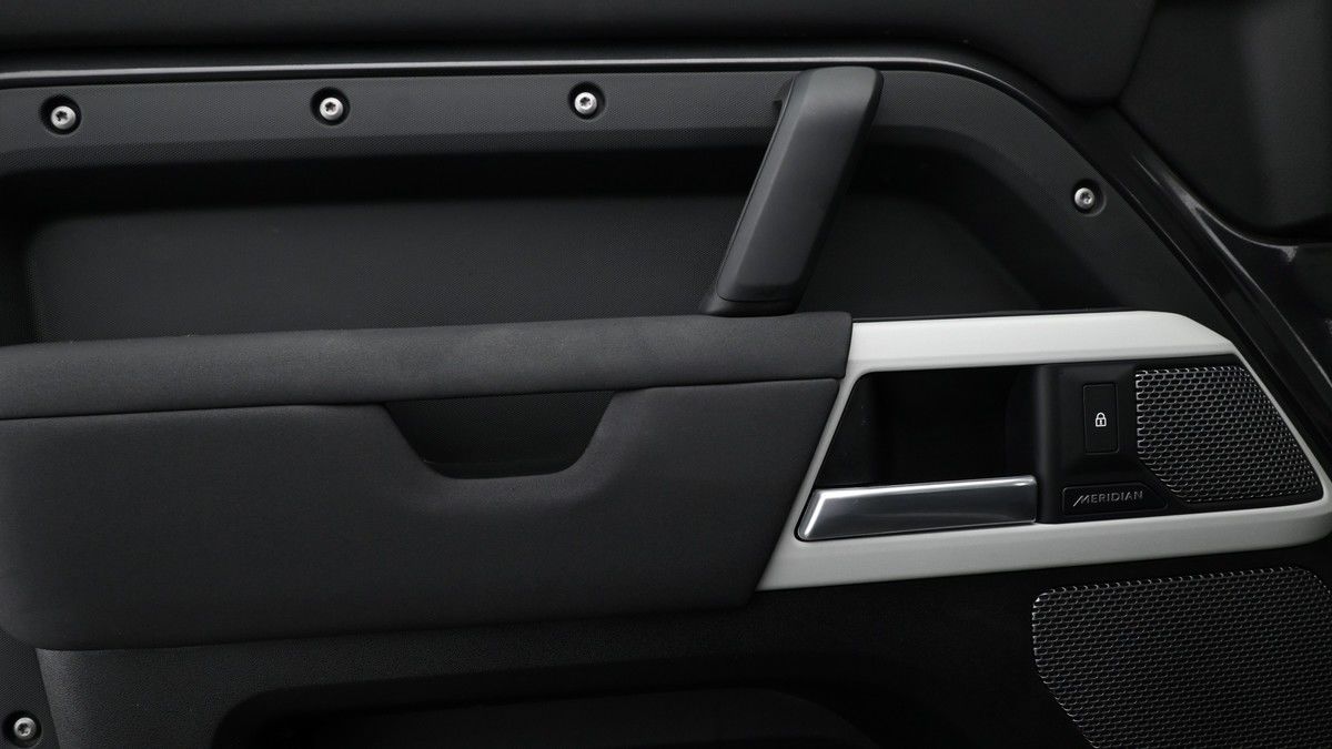 Land Rover Defender 110 Image 13