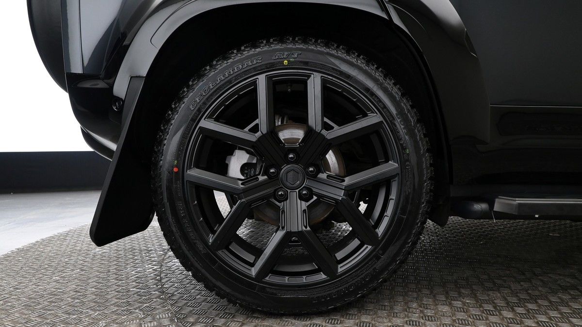 Land Rover Defender 110 Image 9