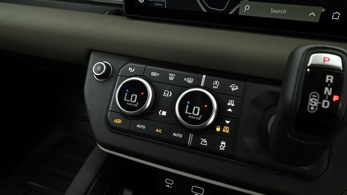 Land Rover Defender 110 Image 11