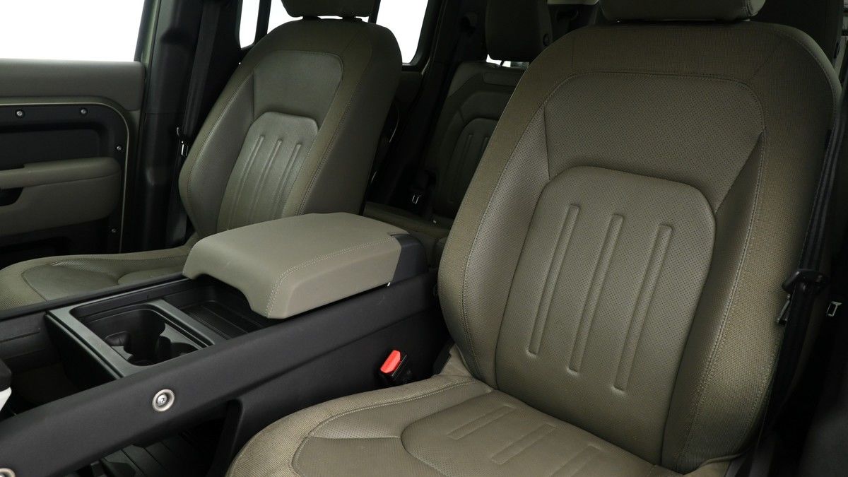 Land Rover Defender 110 Image 3